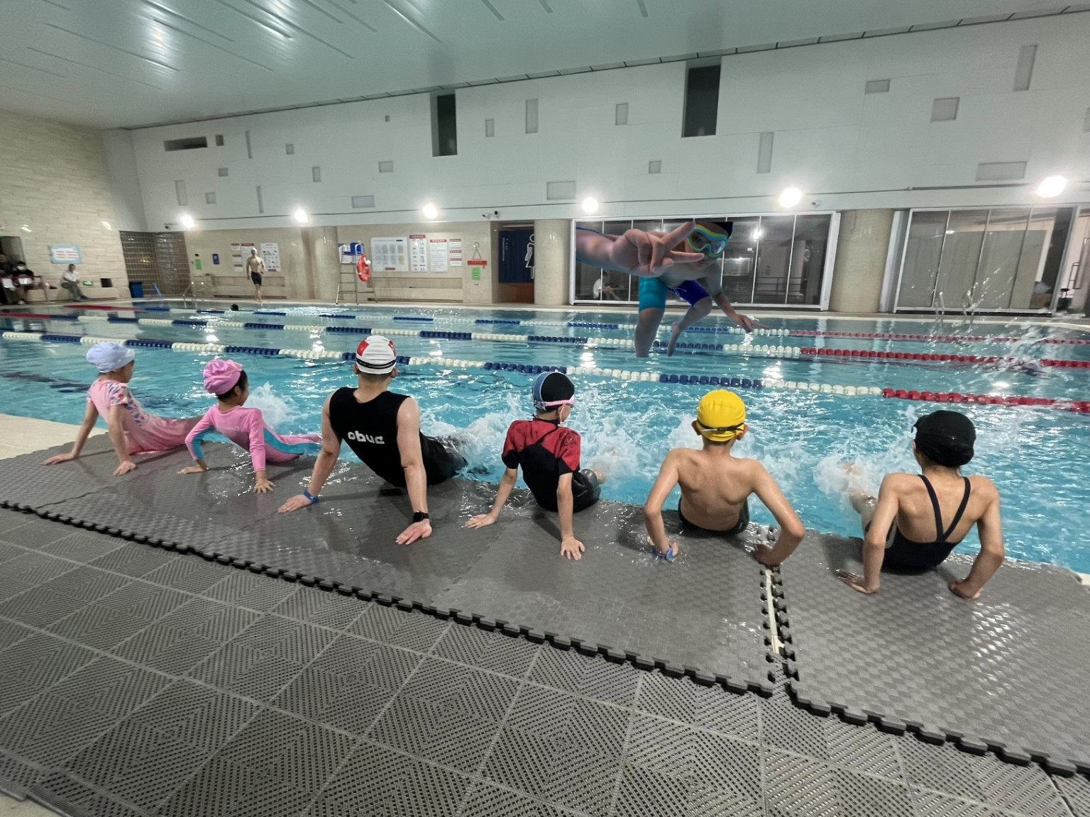 杨教练带领暑期启蒙班孩子在泳池边训练